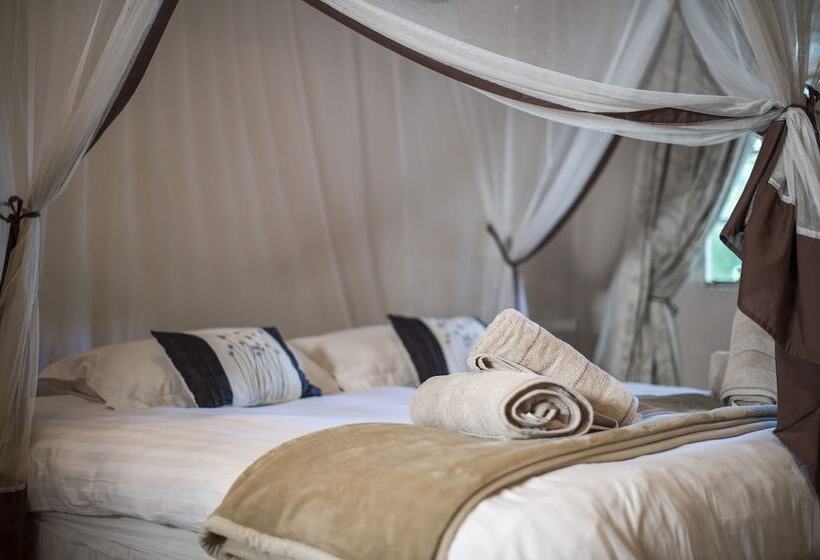 اتاق لوکس, Fawlty Towers Accommodation & Activities