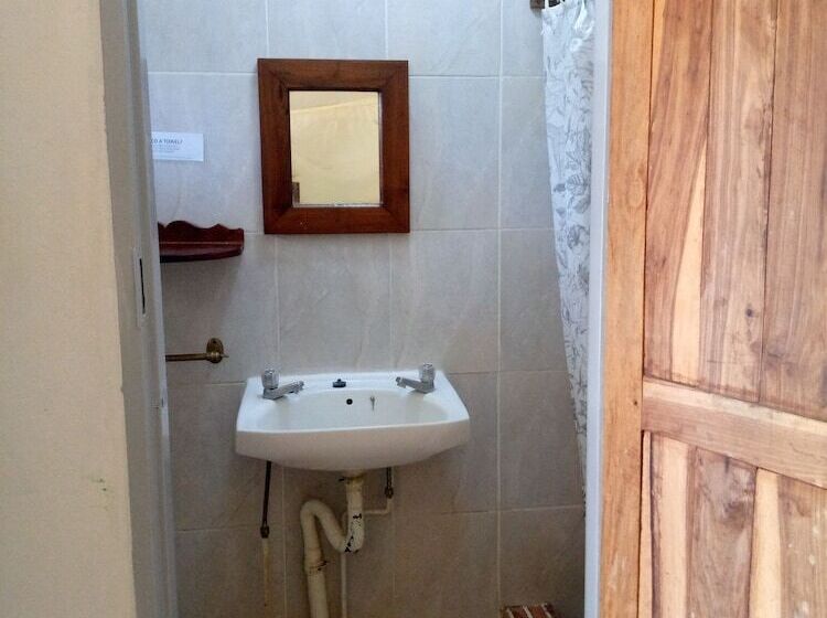 اتاق استاندارد, Fawlty Towers Accommodation & Activities