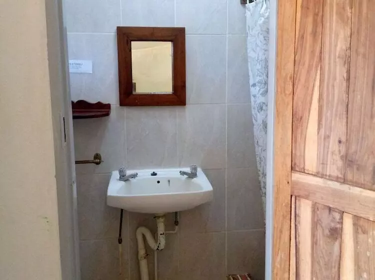 اتاق استاندارد, Fawlty Towers Accommodation & Activities
