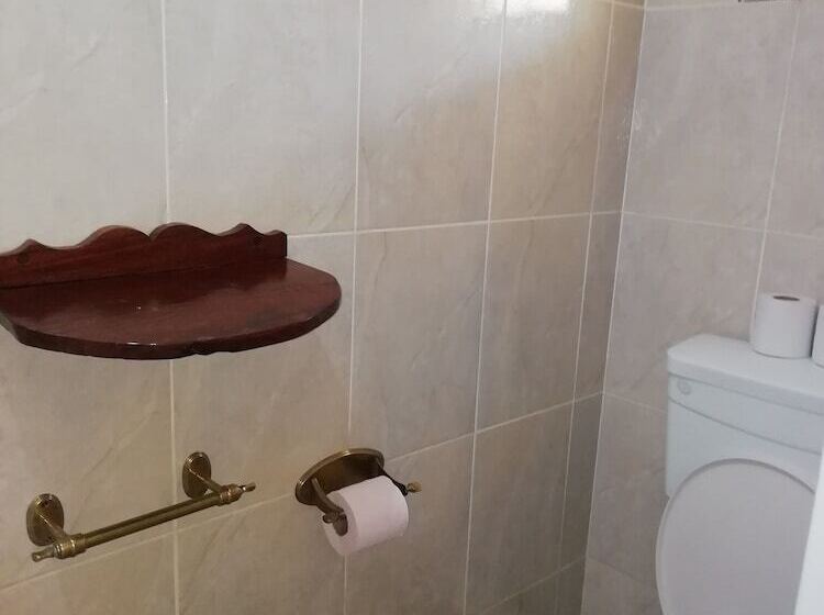 اتاق استاندارد, Fawlty Towers Accommodation & Activities