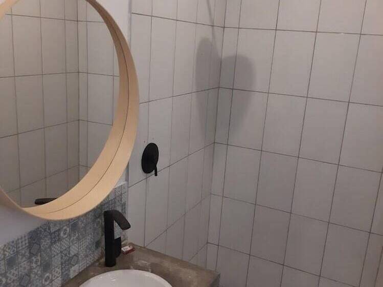 اتاق استاندارد, Fawlty Towers Accommodation & Activities