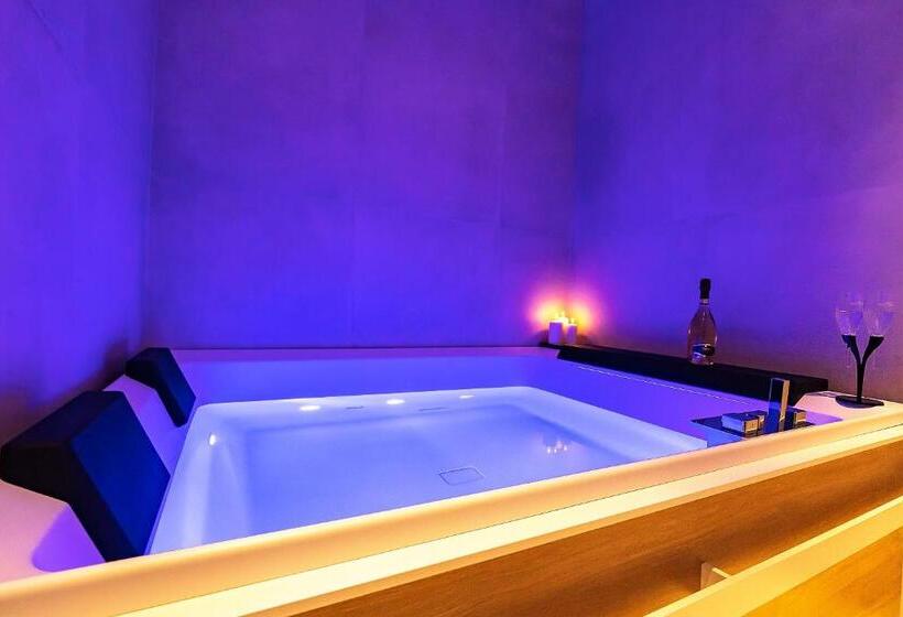 سوئیت جونیور با استخر, Home Boutique Luxury & Design