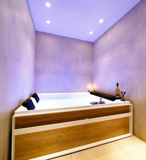 سوئیت جونیور با استخر, Home Boutique Luxury & Design