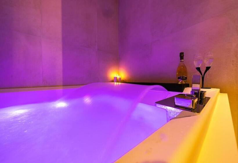 سوئیت جونیور با استخر, Home Boutique Luxury & Design