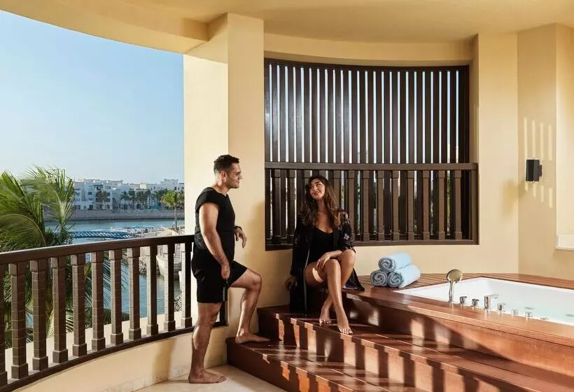 سوئیت با چشم‌انداز دریا و هیدروماساژ, Fanar Hotel & Residences