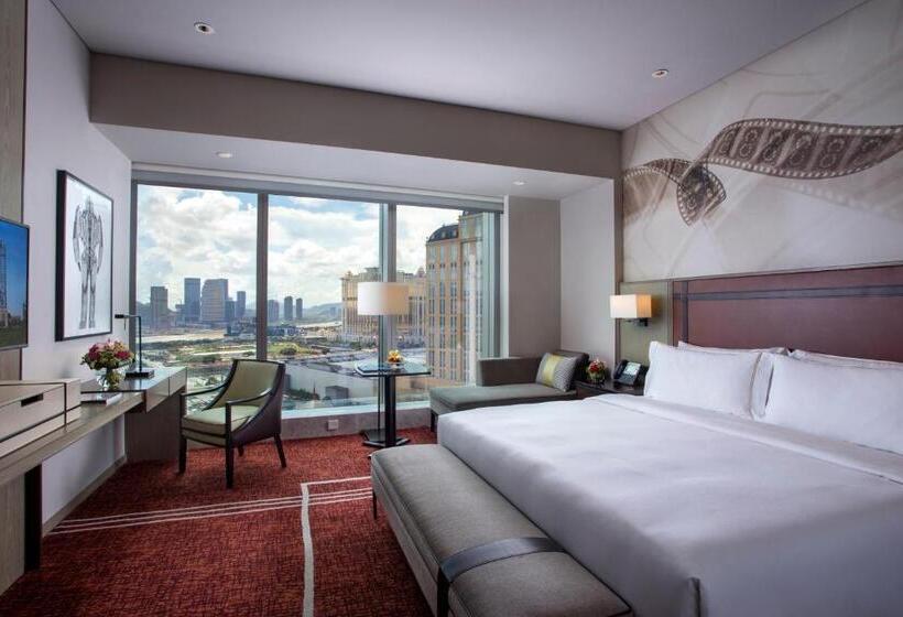 استودیو استاندارد با تخت کینگ, Studio City