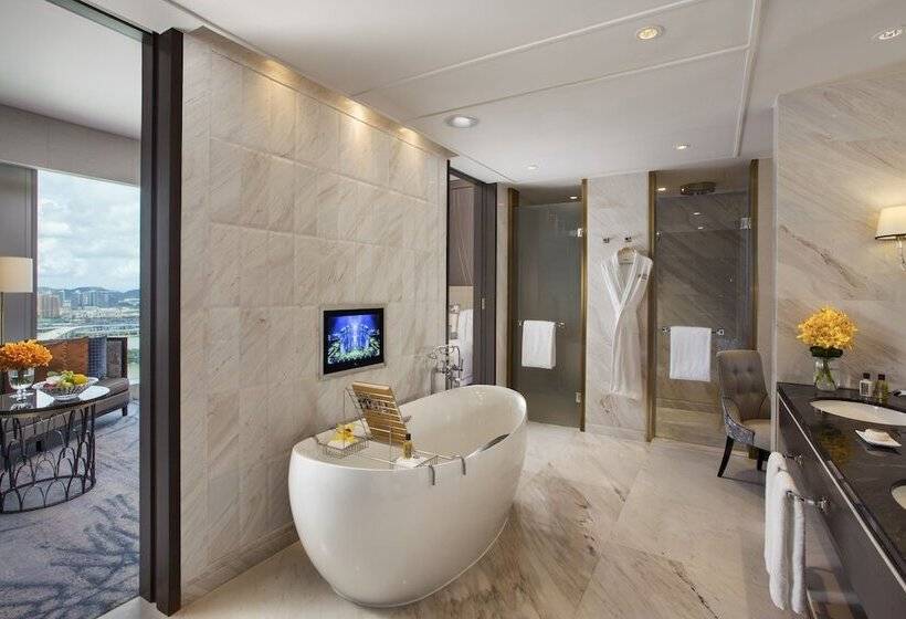 سوییت اجرایی, Studio City