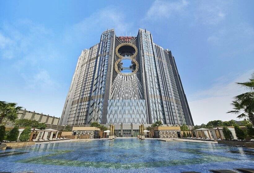 سوییت اجرایی, Studio City