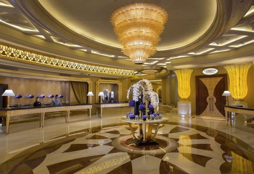 سوییت اجرایی, Studio City