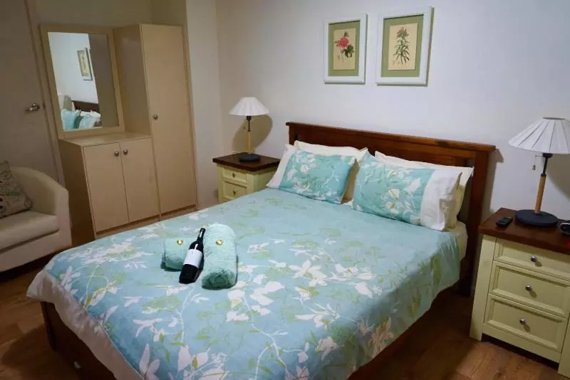 スタンダードスタジオ, Underground Bed & Breakfast
