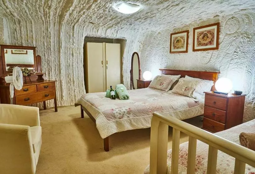 スタンダードスタジオ, Underground Bed & Breakfast
