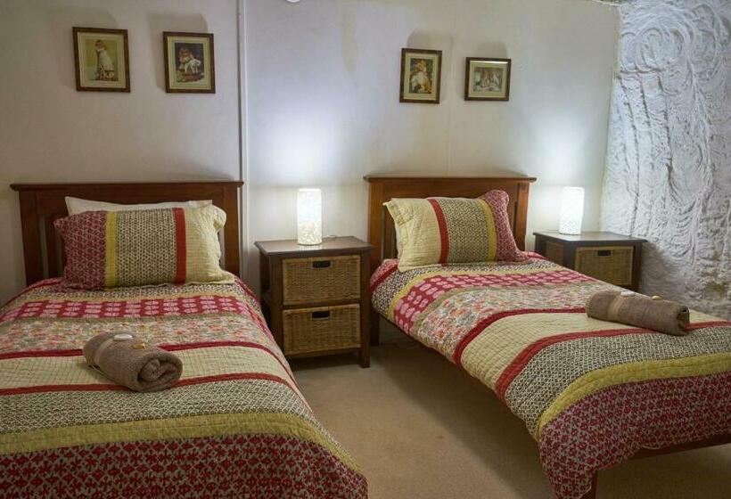 Студия Стандарт, Underground Bed & Breakfast