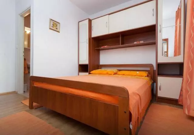 اتاق خانوادگی, Apartments Kate
