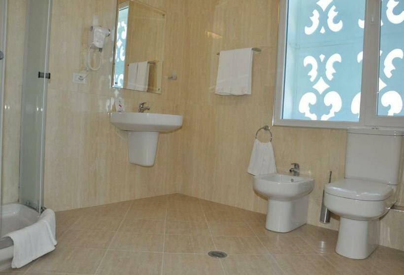 غرفة قياسية ثلاثية, Grand White City