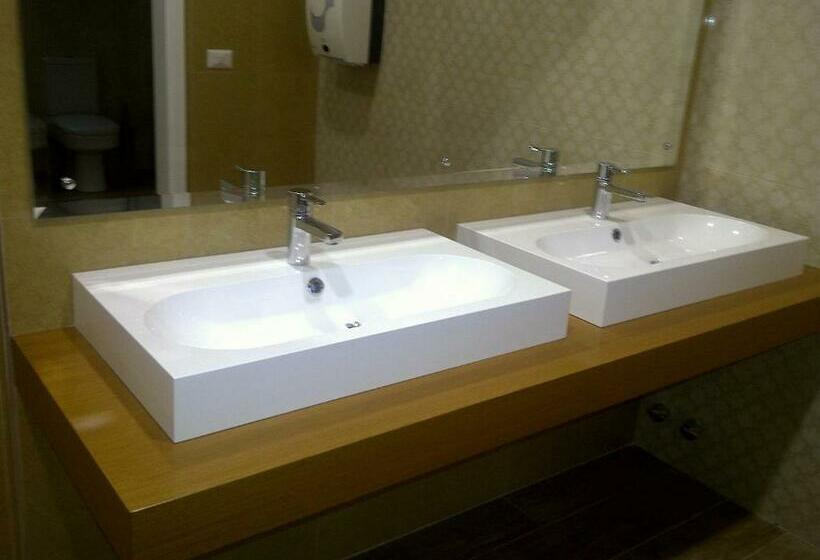 غرفة قياسية ثلاثية, Grand White City