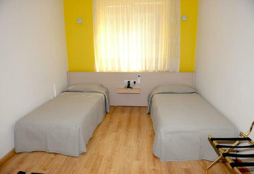 חדר סטנדרט לשלושה, Grand White City