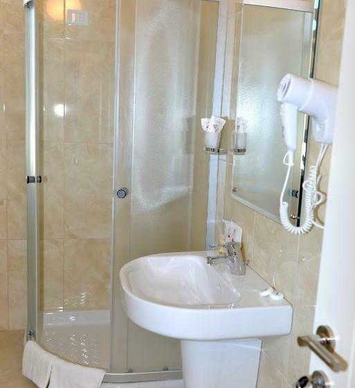 חדר סטנדרט לשלושה, Grand White City