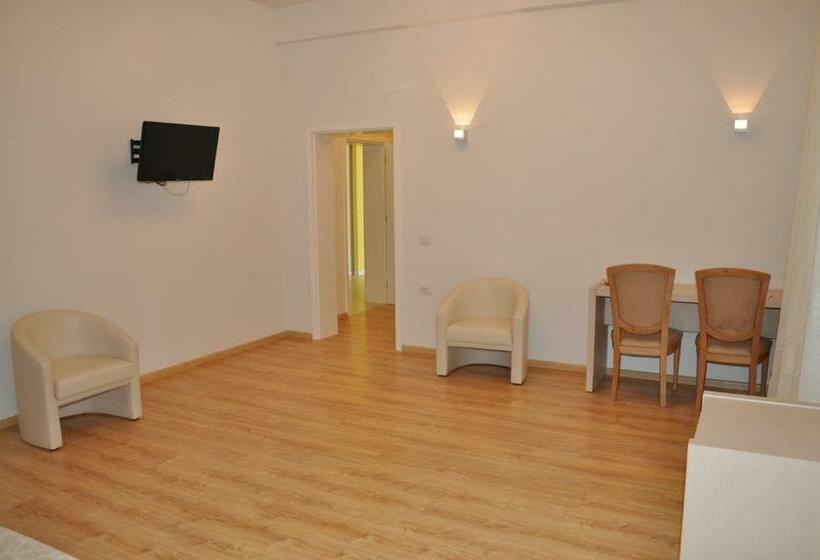 غرفة قياسية ثلاثية, Grand White City