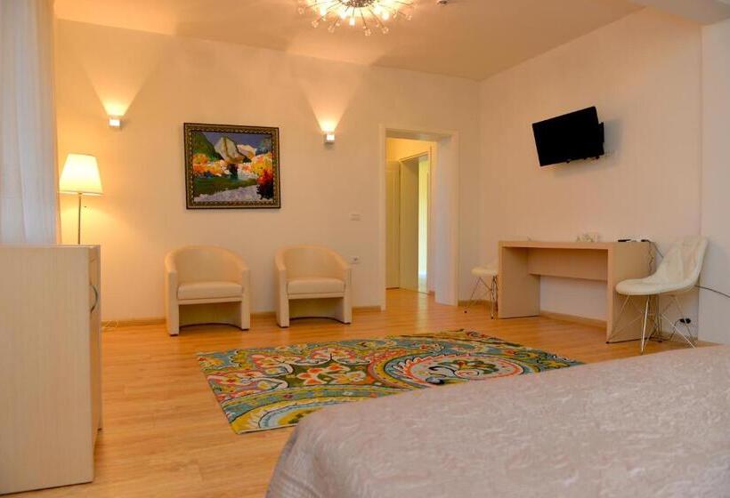 جناح سوبيريور, Grand White City