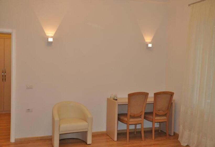 חדר אקונומי לארבעה, Grand White City