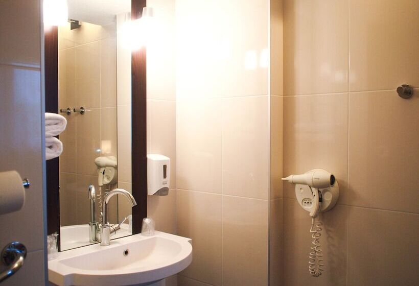 Трехместный Номер Базовый, Inn Design Resto Novo Le Mans