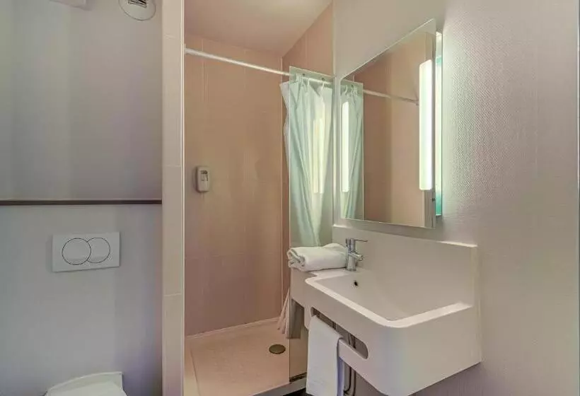 اتاق استاندارد چهار تخته, B&b Hotel Salon De Provence