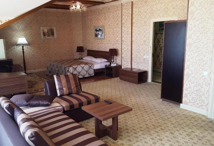 سوییت جونیور با بالکن, City Line Boutique