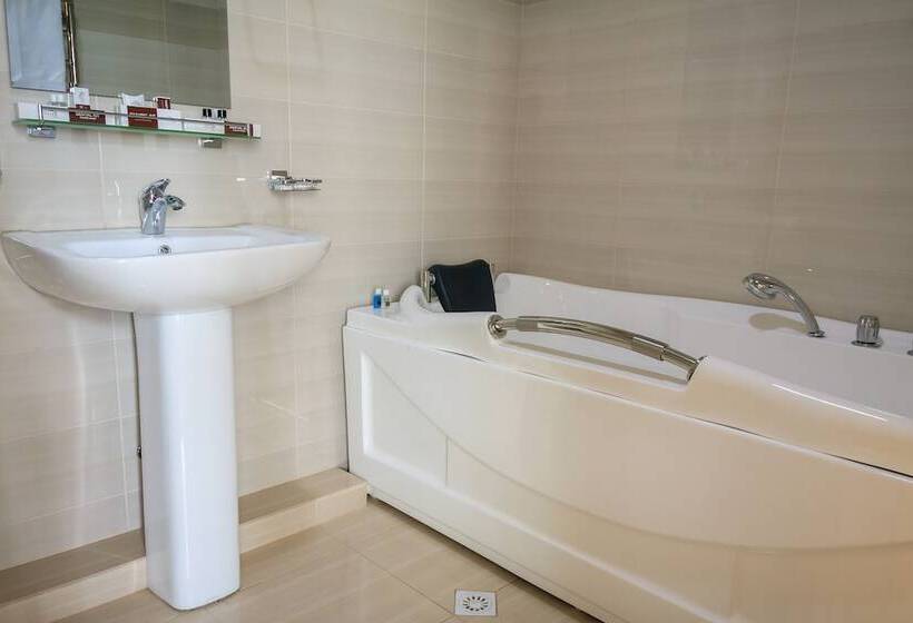 سوییت جونیور با بالکن, City Line Boutique