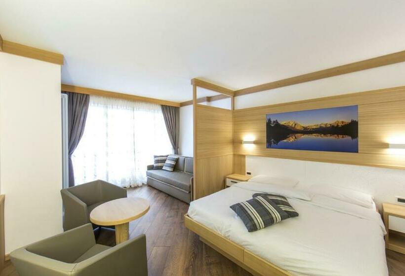 חדר דלוקס לשלושה, Crepes De Sela