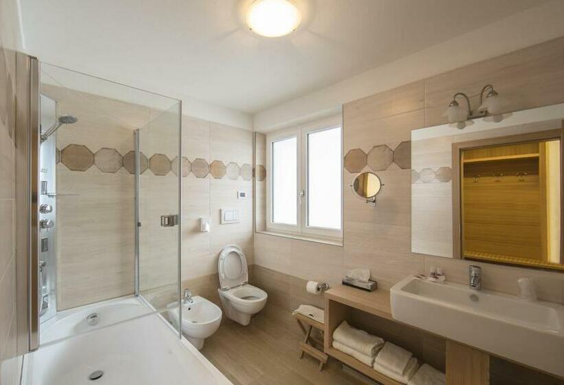 חדר דלוקס לשלושה, Crepes De Sela