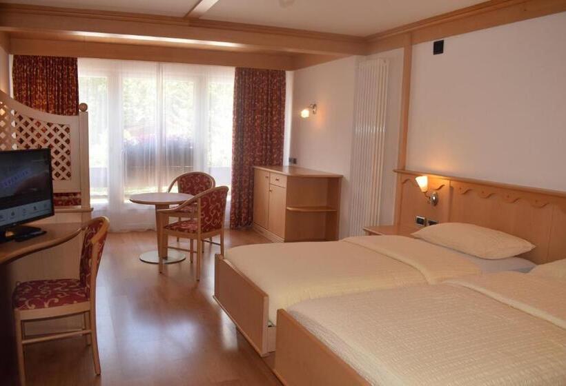 חדר דלוקס לשלושה, Crepes De Sela