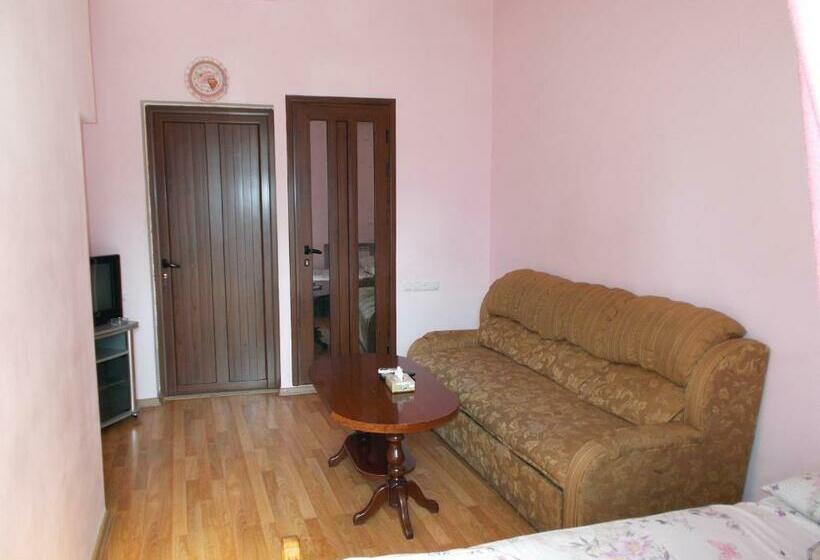 이코노미 룸, Manand