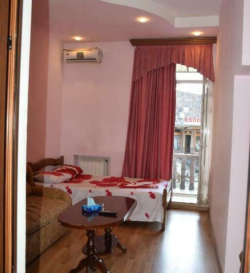 이코노미 룸, Manand