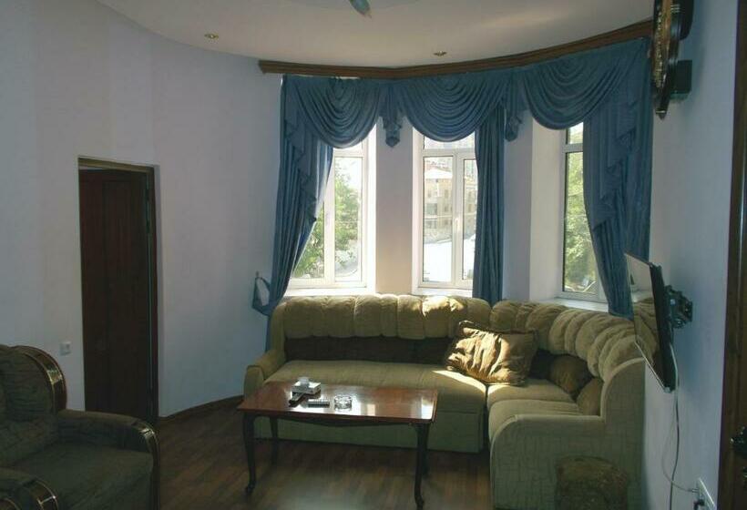 Camera Economy, Manand