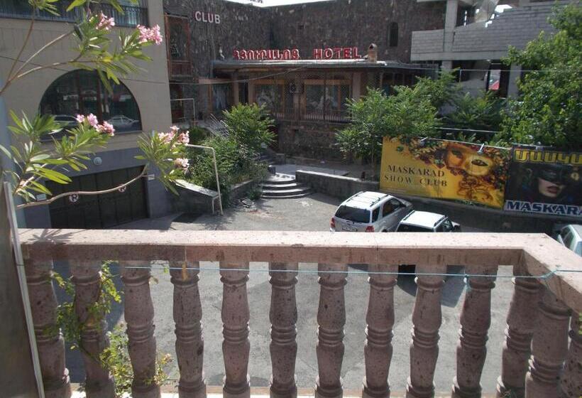 이코노미 룸, Manand