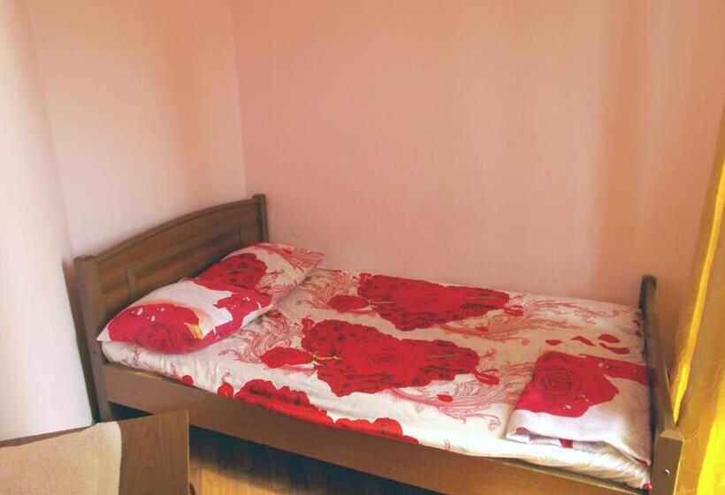 이코노미 룸, Manand