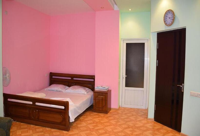 이코노미 트리플 룸, Manand