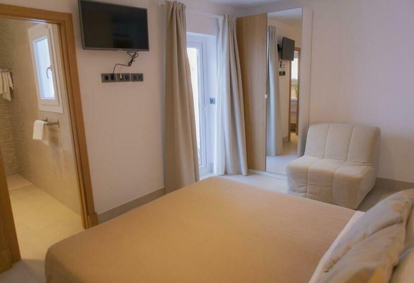 带泳池的标准三人间, Novomar