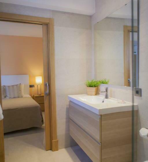 带泳池的标准三人间, Novomar