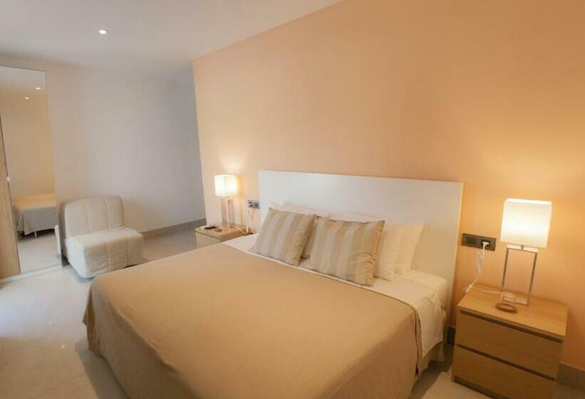 带泳池的标准三人间, Novomar