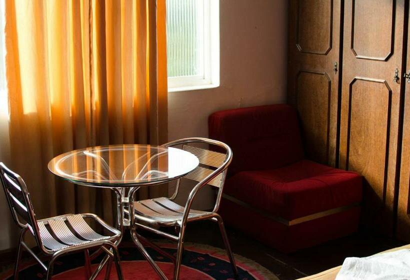 סוויטה נשיאותית, Nuar