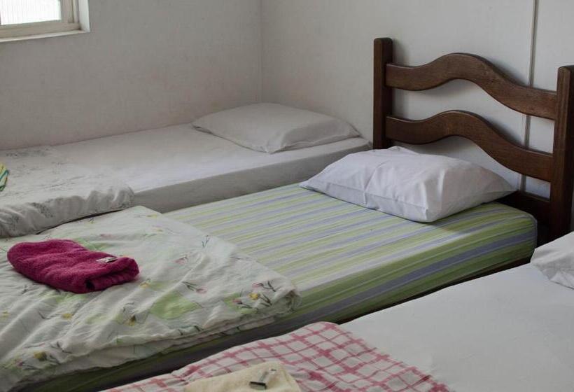 חדר אקונומי לשלושה, Nuar