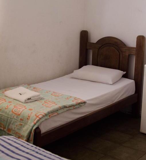 חדר אקונומי לשלושה, Nuar