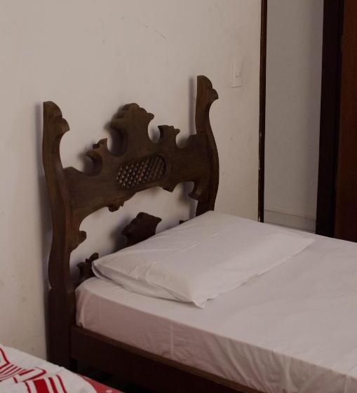 חדר אקונומי לשלושה, Nuar