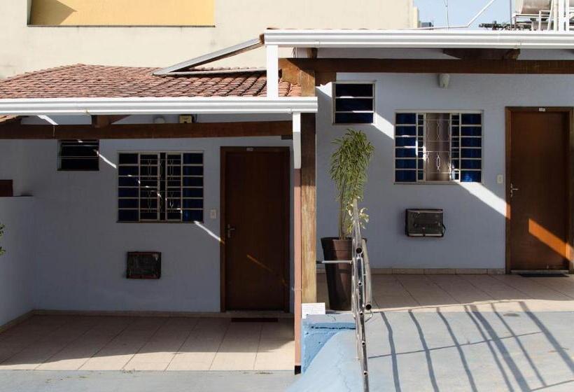 חדר קלאסי לשלושה, Nuar