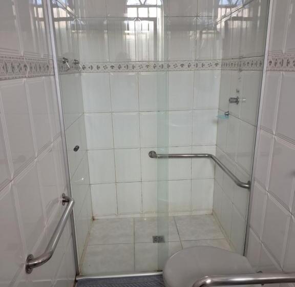 חדר אקונומי לשלושה, Nuar