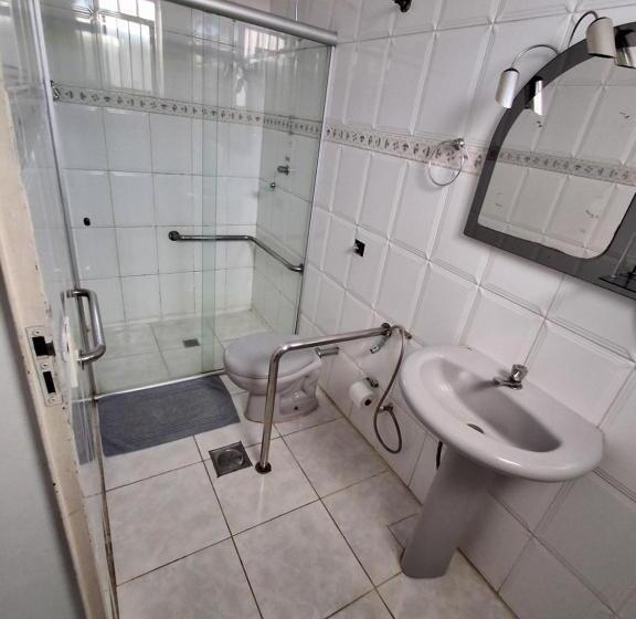 חדר אקונומי לשלושה, Nuar