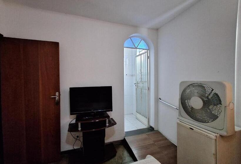 חדר אקונומי לשלושה, Nuar