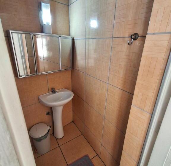 חדר קלאסי לשלושה, Nuar