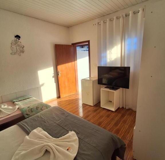 חדר קלאסי לשלושה, Nuar